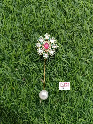Diamond Shaped Kundan Brooch